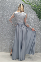 Abito lungo svasato grigio ghiaccio con spacco laterale e corpetto in tulle ricamato, firma Moda-Mania.