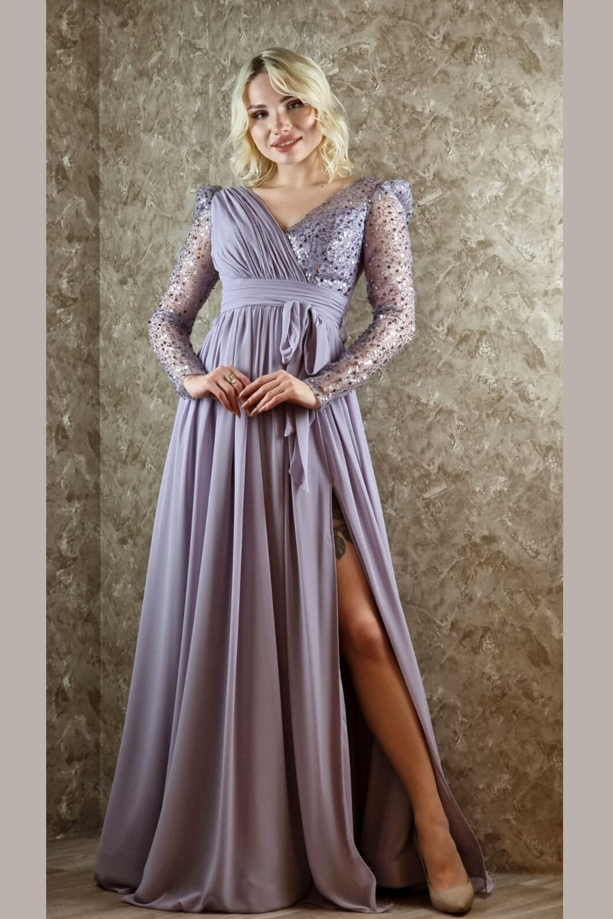 Abito lungo svasato lilla Moda-Mania con maniche lunghe in tulle decorato con perline e paillettes.