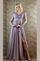 Abito lungo svasato lilla Moda-Mania con maniche lunghe in tulle decorato con perline e paillettes.