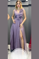 Abito lungo svasato lilla in tulle glitterato con spacco e fiori decorativi, vestito elegante Moda-Mania.