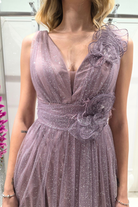 Abito lungo svasato lilla in tulle glitterato con spacco e decorazioni di fiori, firma Moda-Mania, vestito elegante e femminile