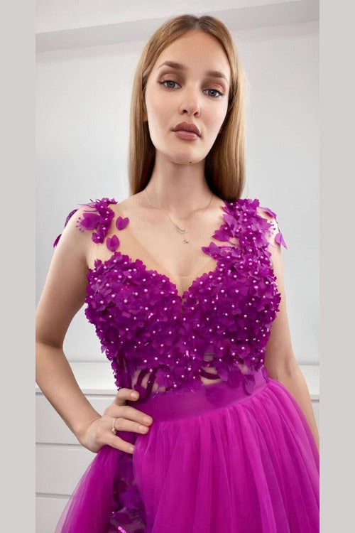 Abito lungo svasato magenta Moda-Mania con gonna in tulle e corpetto a fiori 3D, elegante e femminile.