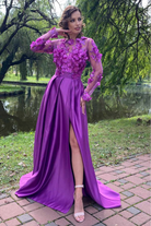 Abito lungo svasato magenta Moda-Mania con corpetto a manica lunga in tulle floreale 3D e gonna in taffetà.