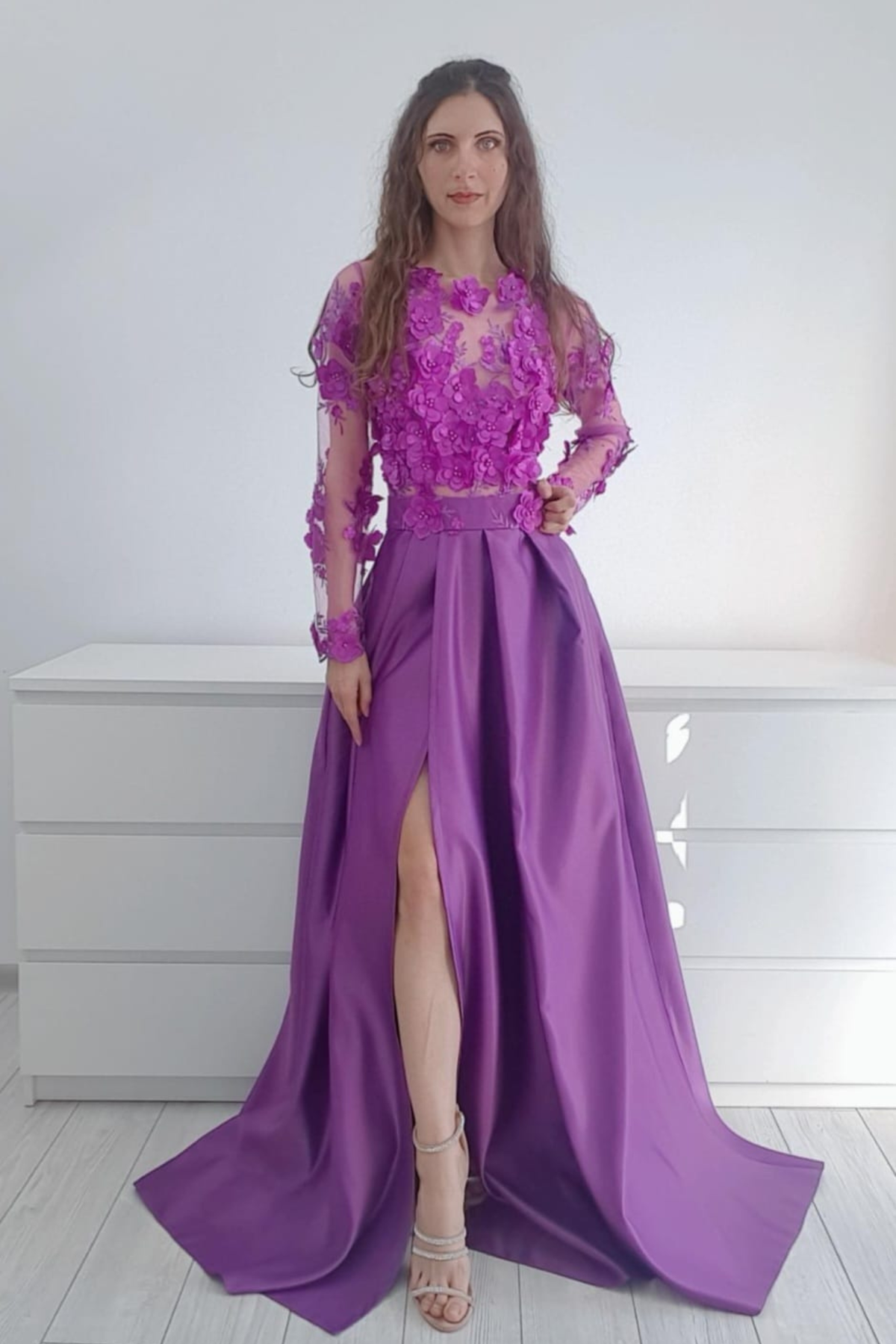Abito lungo svasato magenta di Moda-Mania con corpetto in tulle floreale 3D e gonna in taffetà, maniche lunghe.