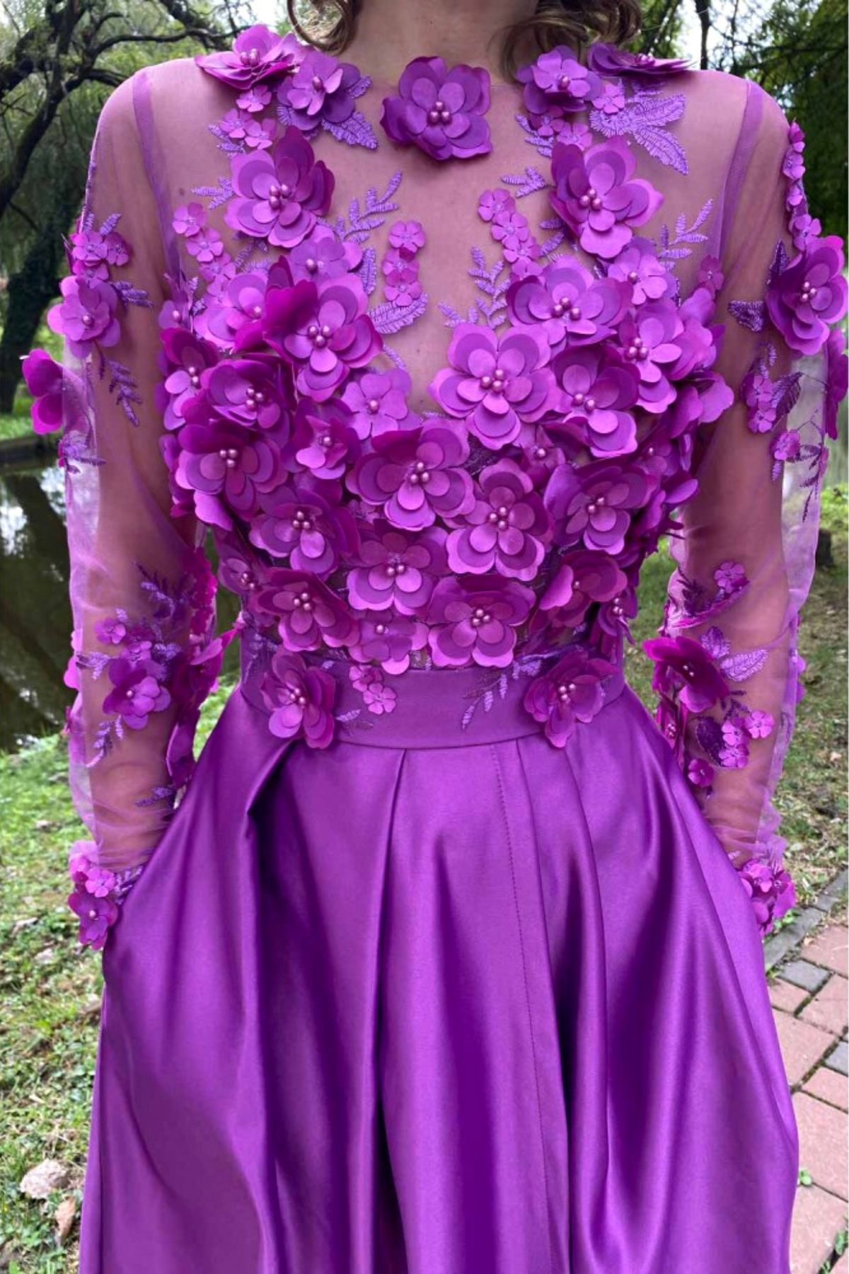 Abito lungo svasato magenta Moda-Mania con corpetto a manica lunga in tulle floreale 3D e gonna in taffetà.