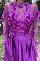 Abito lungo svasato magenta Moda-Mania con corpetto a manica lunga in tulle floreale 3D e gonna in taffetà.