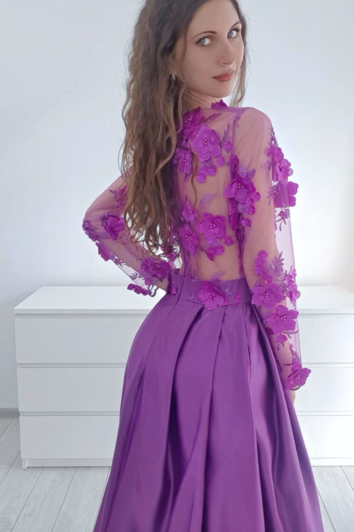 Abito lungo svasato magenta Moda-Mania con corpetto a manica lunga in tulle floreale 3D e gonna in taffetà, vista frontale.
