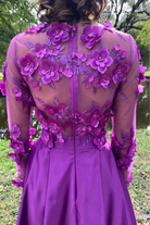 Abito lungo svasato magenta Moda-Mania con corpetto in tulle floreale 3D e gonna in taffetà, maniche lunghe e dettagli eleganti