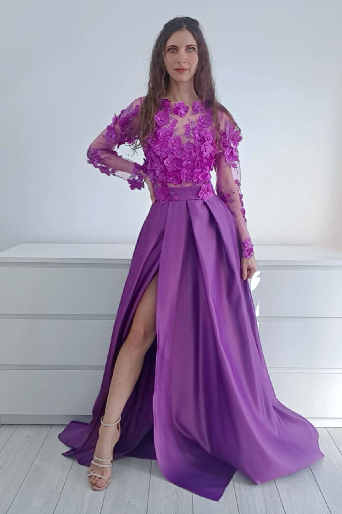 Abito lungo svasato magenta Moda-Mania con corpetto a manica lunga in tulle floreale 3D e gonna in taffetà, vista frontale.