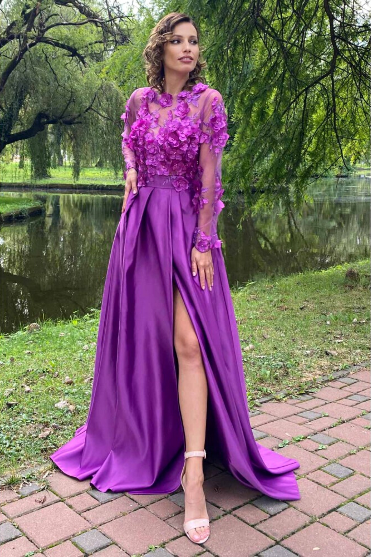 Abito lungo svasato magenta Moda-Mania con corpetto in tulle floreale 3D e gonna in taffetà, maniche lunghe e dettagli eleganti