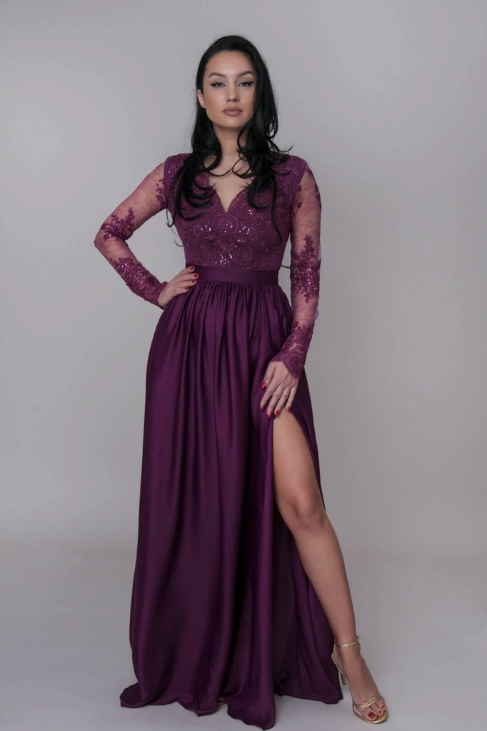 Abito lungo svasato magenta in tessuto lucido con spacco laterale e corpetto in tulle ricamato