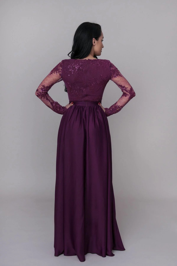 Abito lungo svasato magenta in tessuto lucido con spacco laterale e corpetto in tulle ricamato