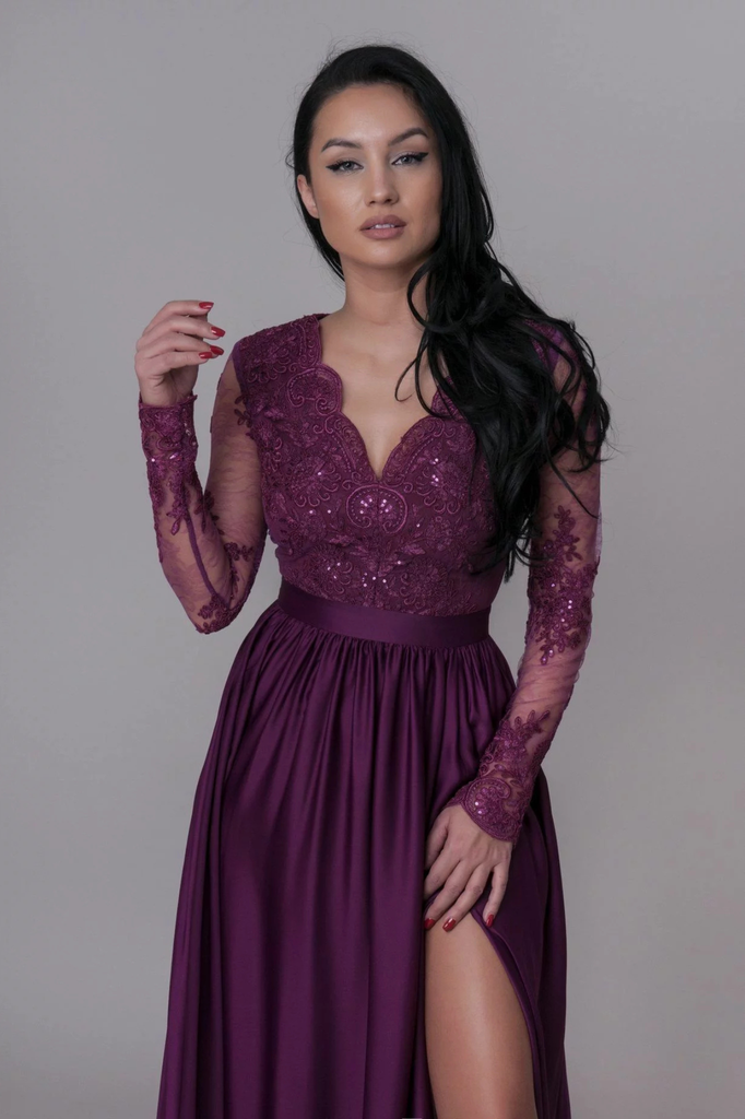 Abito lungo svasato magenta in tessuto lucido con spacco laterale e corpetto in tulle ricamato