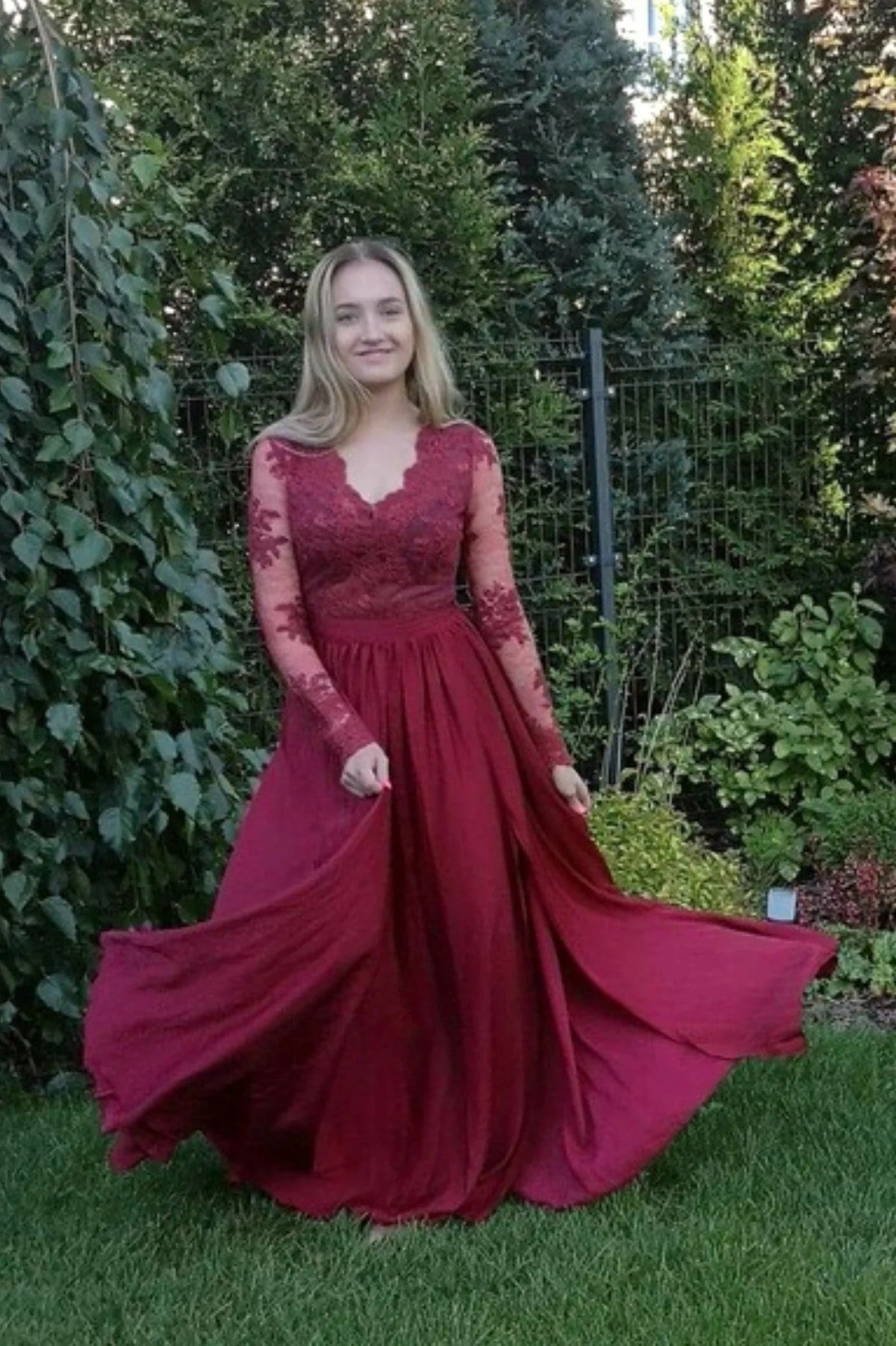 Abito lungo svasato magenta in tessuto lucido con spacco laterale e corpetto in tulle ricamato, da Moda-Mania.