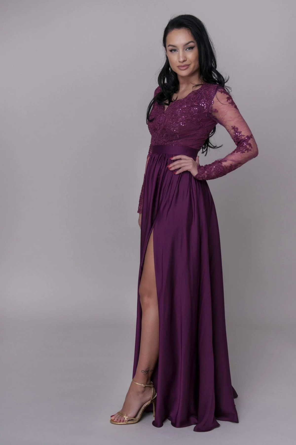 Abito lungo svasato magenta Moda-Mania con tessuto lucido, spacco laterale e corpetto in tulle ricamato, elegante e femminile.