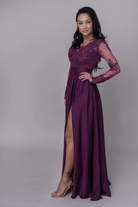 Abito lungo svasato magenta Moda-Mania con tessuto lucido, spacco laterale e corpetto in tulle ricamato, elegante e femminile.