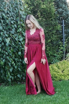 Abito lungo svasato magenta in tessuto lucido con spacco laterale e corpetto in tulle ricamato, di Moda-Mania.