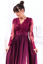 Abito lungo svasato magenta Moda-Mania con tessuto lucido, spacco laterale e corpetto in tulle ricamato, elegante e femminile.
