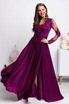 Abito lungo svasato magenta in tessuto lucido con spacco laterale e corpetto in tulle ricamato, Moda-Mania.