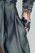 Abito lungo svasato nero Moda-Mania con corpetto in tulle floreale 3D e gonna in taffetà, maniche lunghe e dettagli eleganti