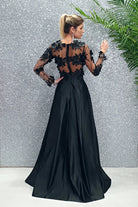 Abito lungo nero svasato Moda-Mania con corpetto a manica lunga in tulle floreale 3D e gonna in taffetà, elegante e sofisticato.