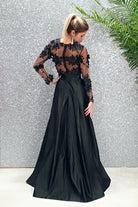 Abito lungo svasato nero Moda-Mania con corpetto a manica lunga in tulle floreale 3D e gonna in taffetà, elegante e raffinato.