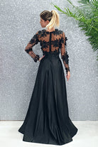 Abito lungo svasato nero Moda-Mania con corpetto a manica lunga in tulle floreale 3D e gonna in taffetà.