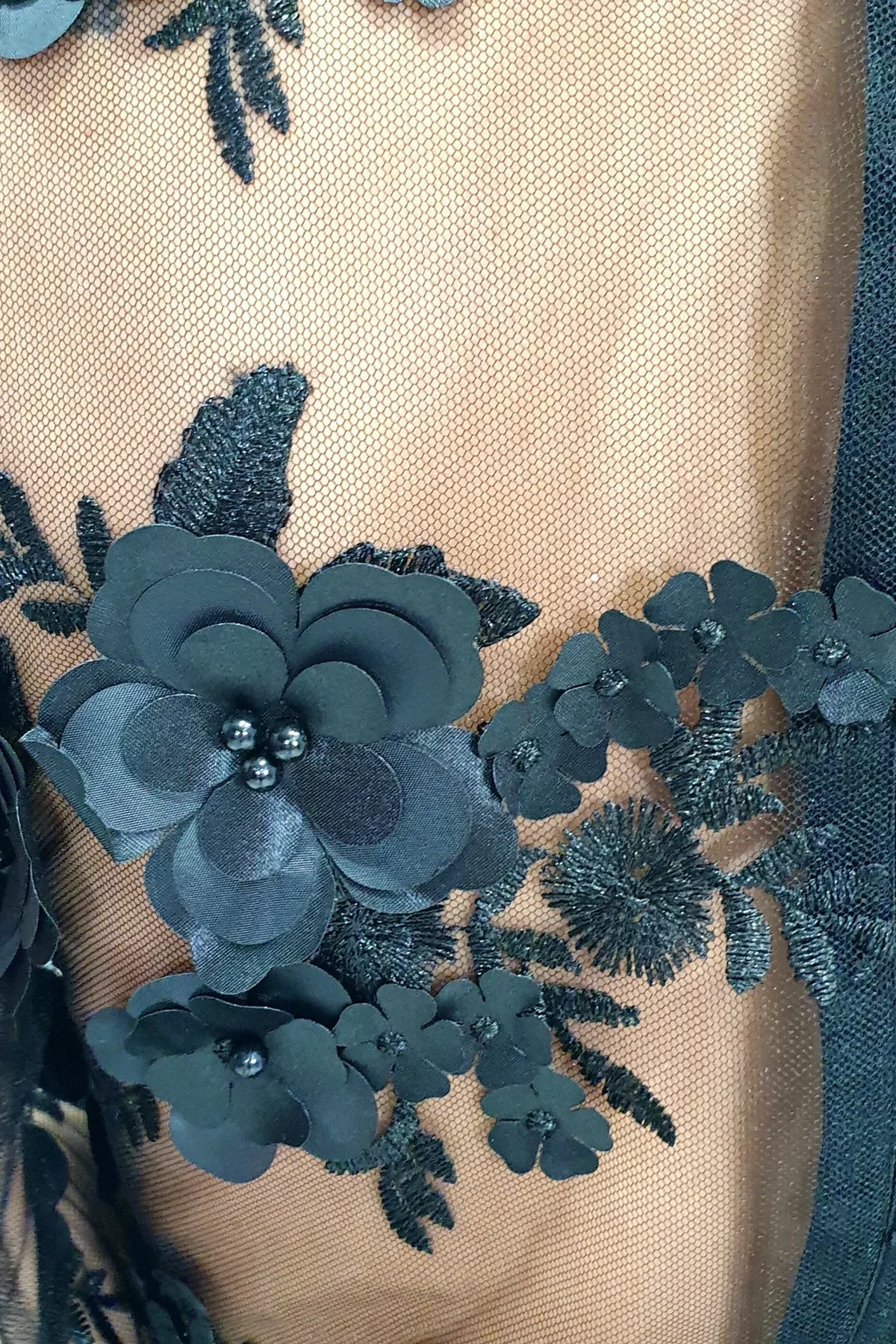 Abito lungo nero svasato Moda-Mania con corpetto a manica lunga in tulle floreale 3D e gonna in taffetà, elegante e femminile.