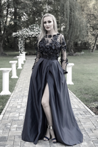 Abito lungo svasato nero Moda-Mania con corpetto in tulle floreale 3D e gonna in taffetà, maniche lunghe elegante e femminile.