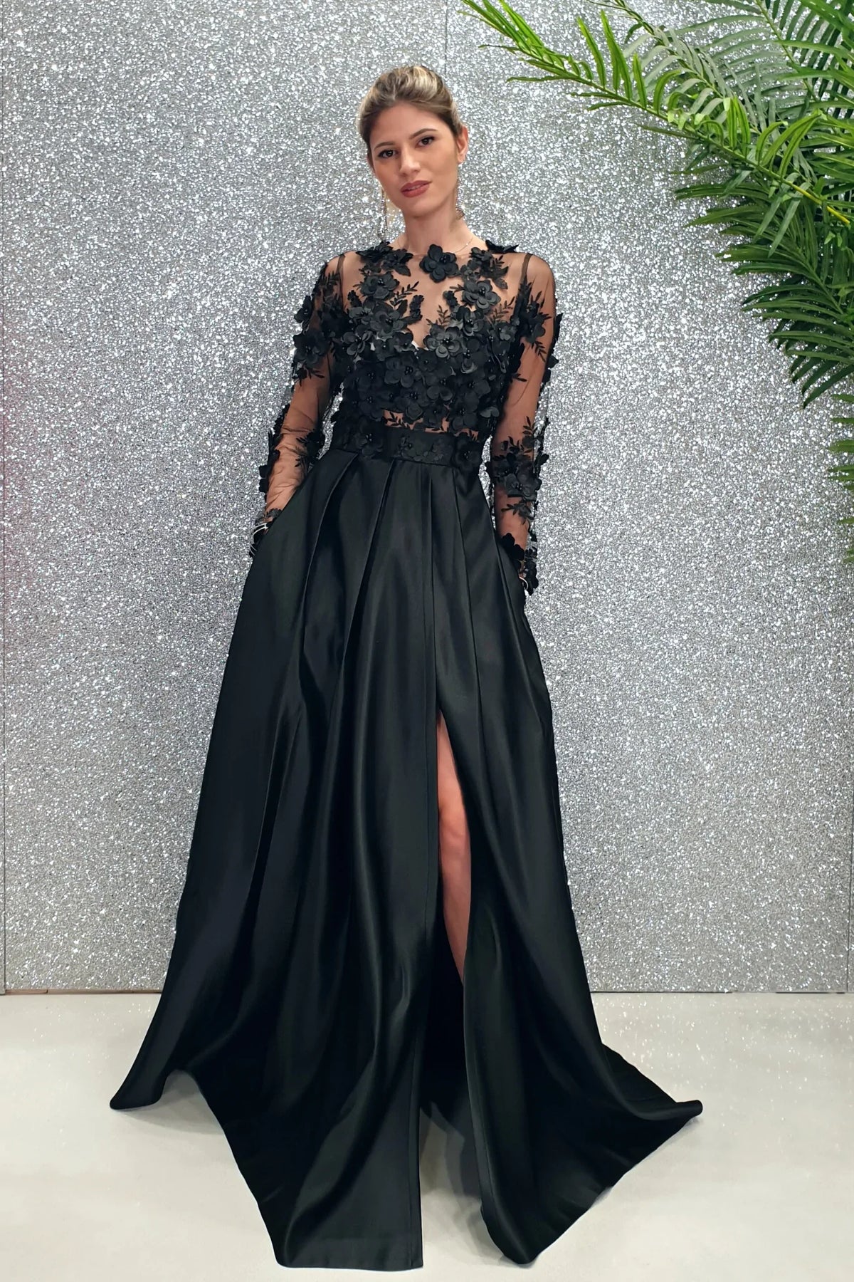 Abito lungo svasato nero Moda-Mania con corpetto in tulle floreale 3D e gonna in taffetà, maniche lunghe e dettagli eleganti.