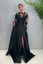 Abito lungo svasato nero Moda-Mania con corpetto in tulle floreale 3D e gonna in taffetà, maniche lunghe e dettagli eleganti.
