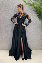 Abito lungo svasato nero Moda-Mania con corpetto in tulle floreale 3D e gonna in taffetà, maniche lunghe e dettagli eleganti.