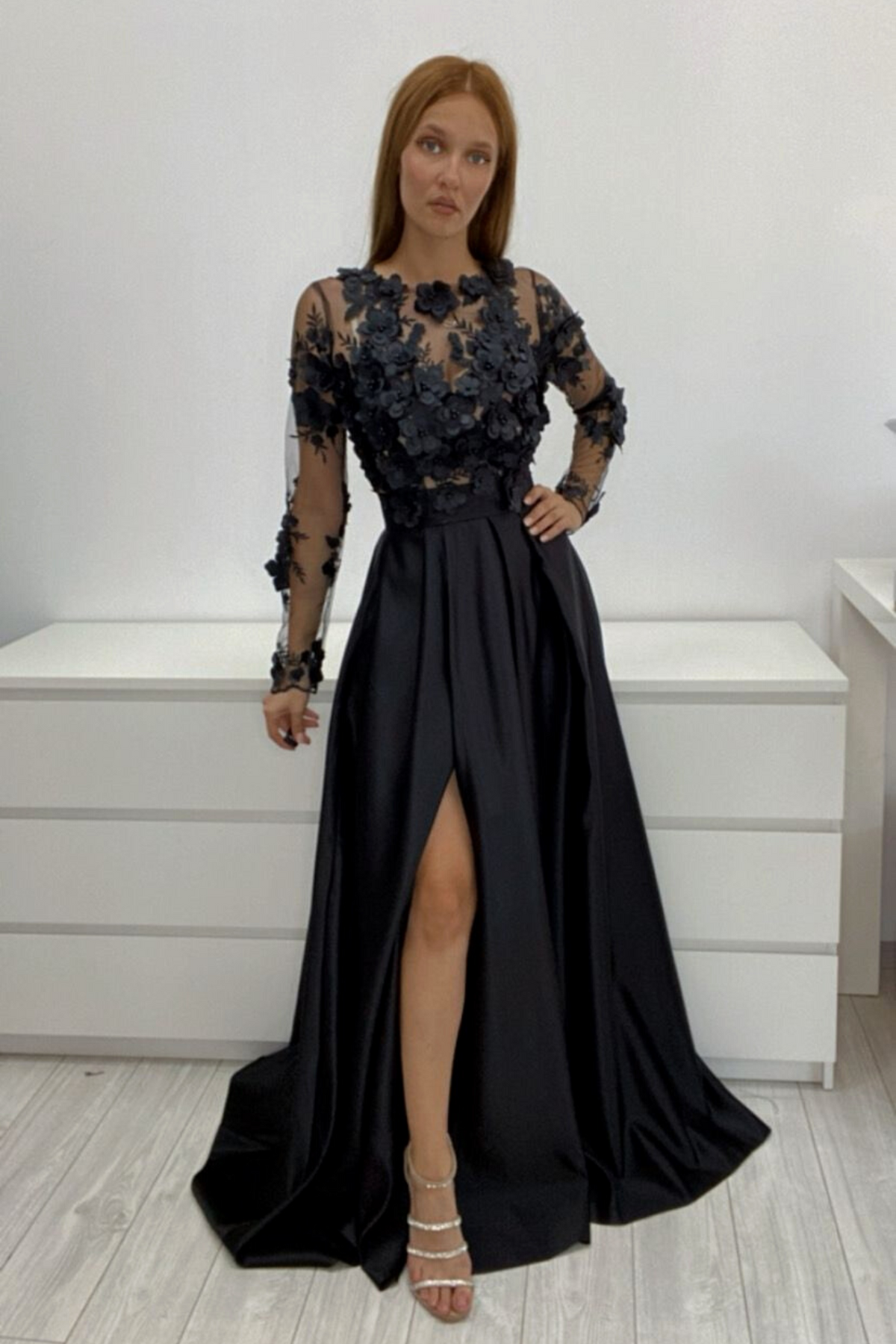 Abito lungo nero svasato Moda-Mania con corpetto a maniche lunghe in tulle floreale 3D e gonna in taffetà.