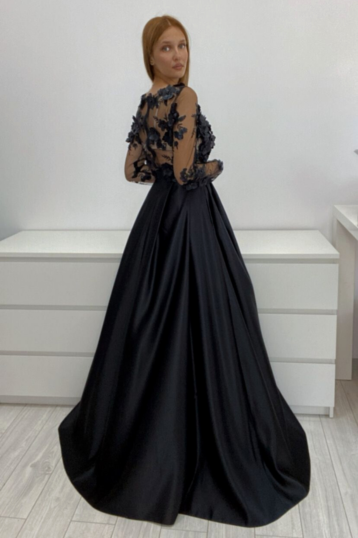 Abito lungo svasato nero Moda-Mania con corpetto in tulle floreale 3D e gonna in taffetà, maniche lunghe elegante e raffinato