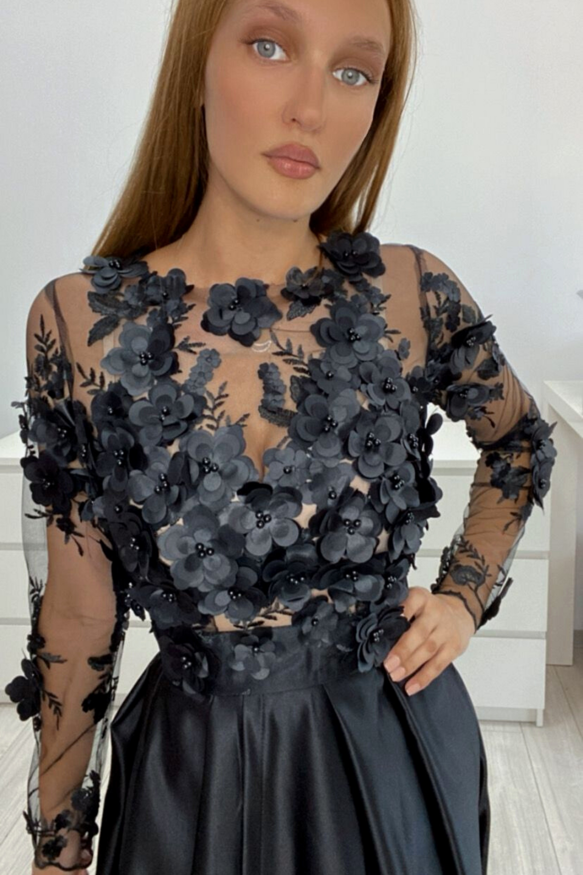 Abito lungo svasato nero Moda-Mania con corpetto in tulle floreale 3D e gonna in taffetà, maniche lunghe e dettagli eleganti