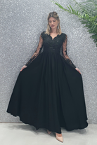 Abito lungo svasato nero Moda-Mania con spacco laterale e corpetto in tulle ricamato, elegante e femminile.