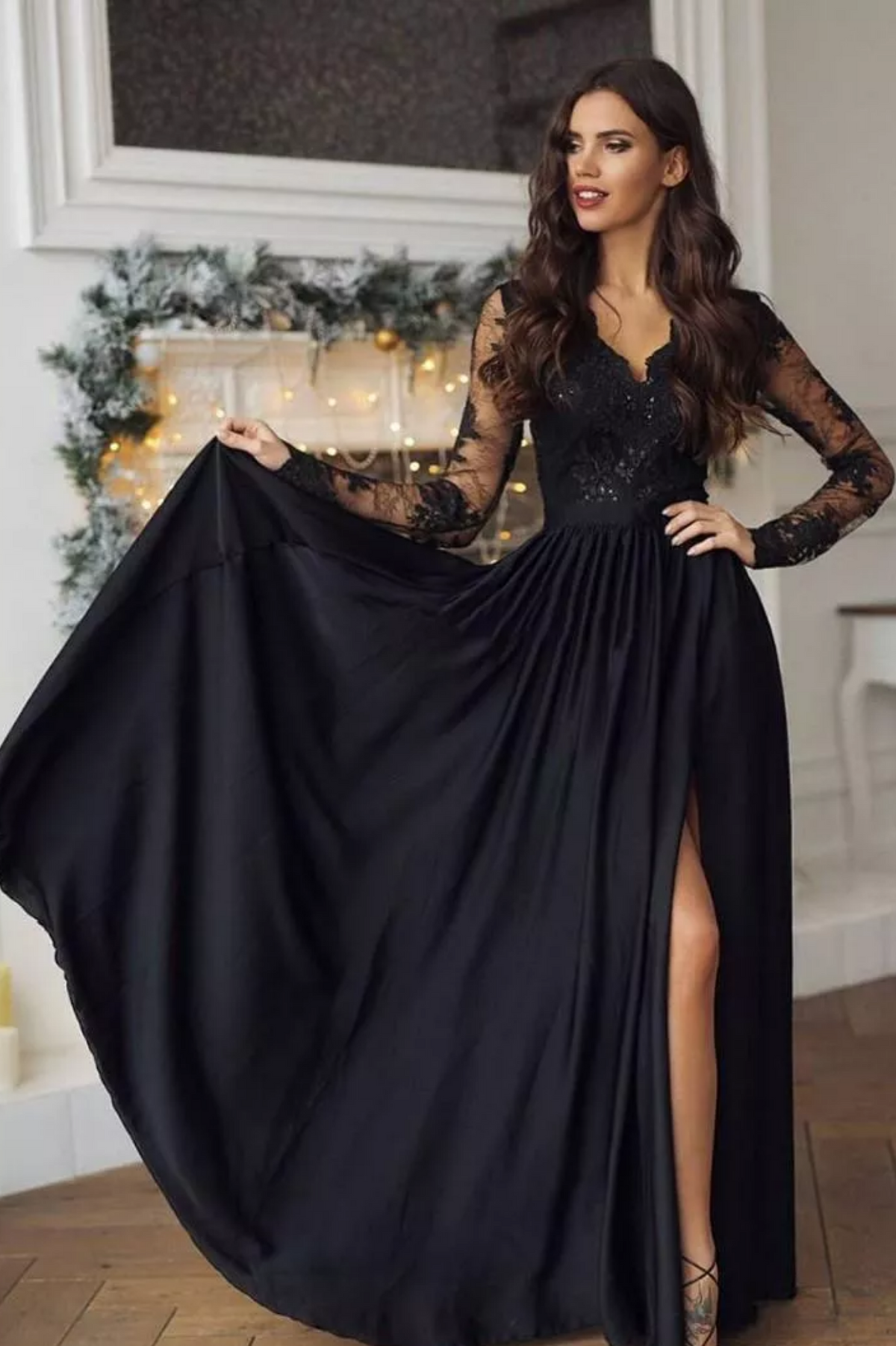 Abito lungo svasato nero Moda-Mania con spacco laterale e corpetto in tulle ricamato, elegante e femminile.