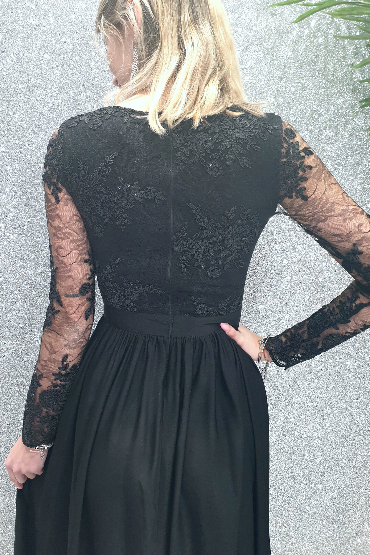Abito lungo svasato nero Moda-Mania con spacco laterale e corpetto in tulle ricamato, elegante e femminile.