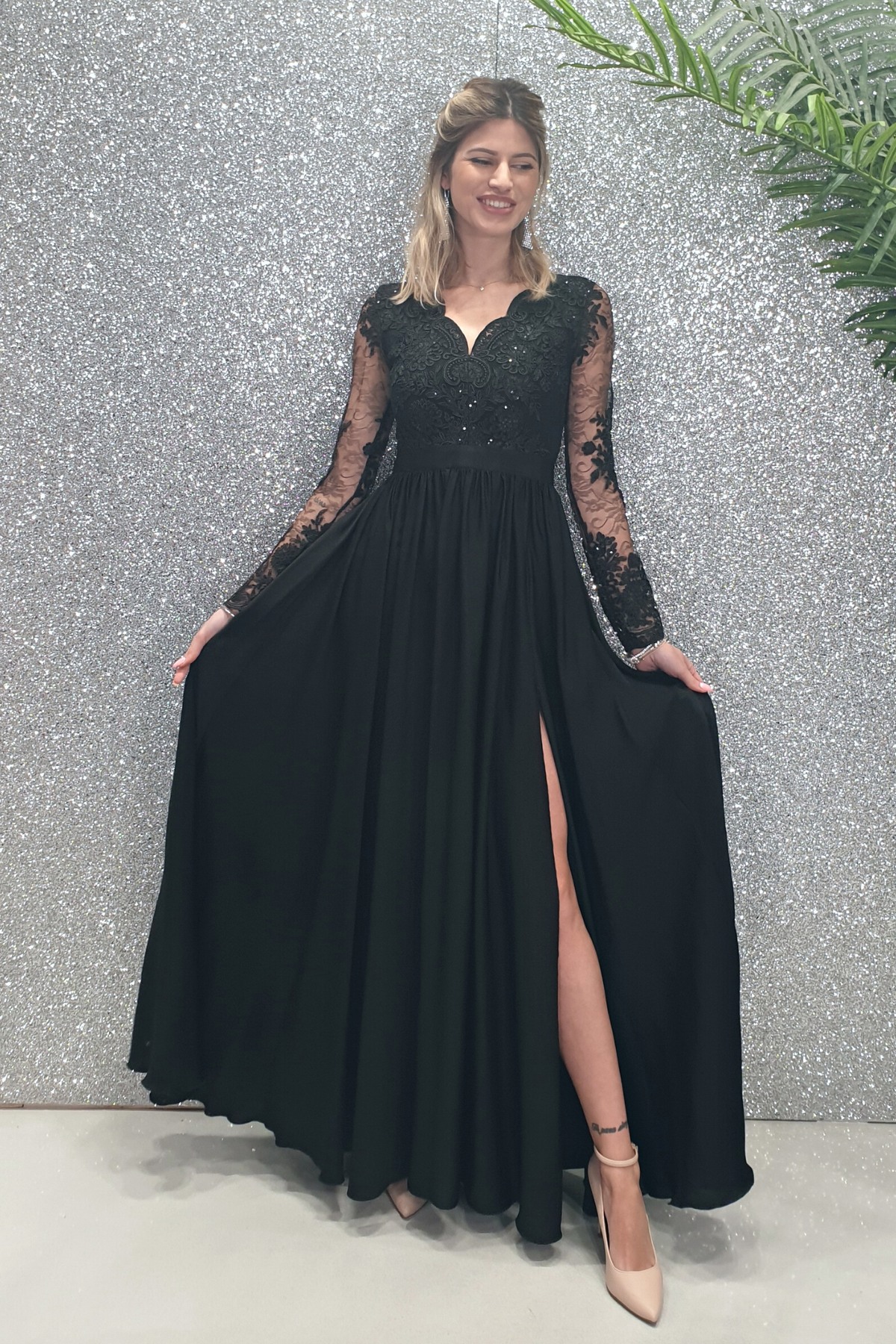 Abito lungo svasato nero Moda-Mania con spacco laterale e corpetto in tulle ricamato, dettaglio elegante e raffinato.