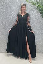 Abito lungo svasato nero Moda-Mania con spacco laterale e corpetto in tulle ricamato, dettaglio elegante e raffinato.