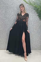 Abito lungo svasato nero con spacco laterale e corpetto in tulle ricamato beige, moda-mania, abiti lunghi elegante e raffinato