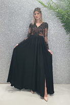 Abito lungo svasato nero con spacco laterale e corpetto beige in tulle ricamato, Moda-Mania, elegante e sofisticato.