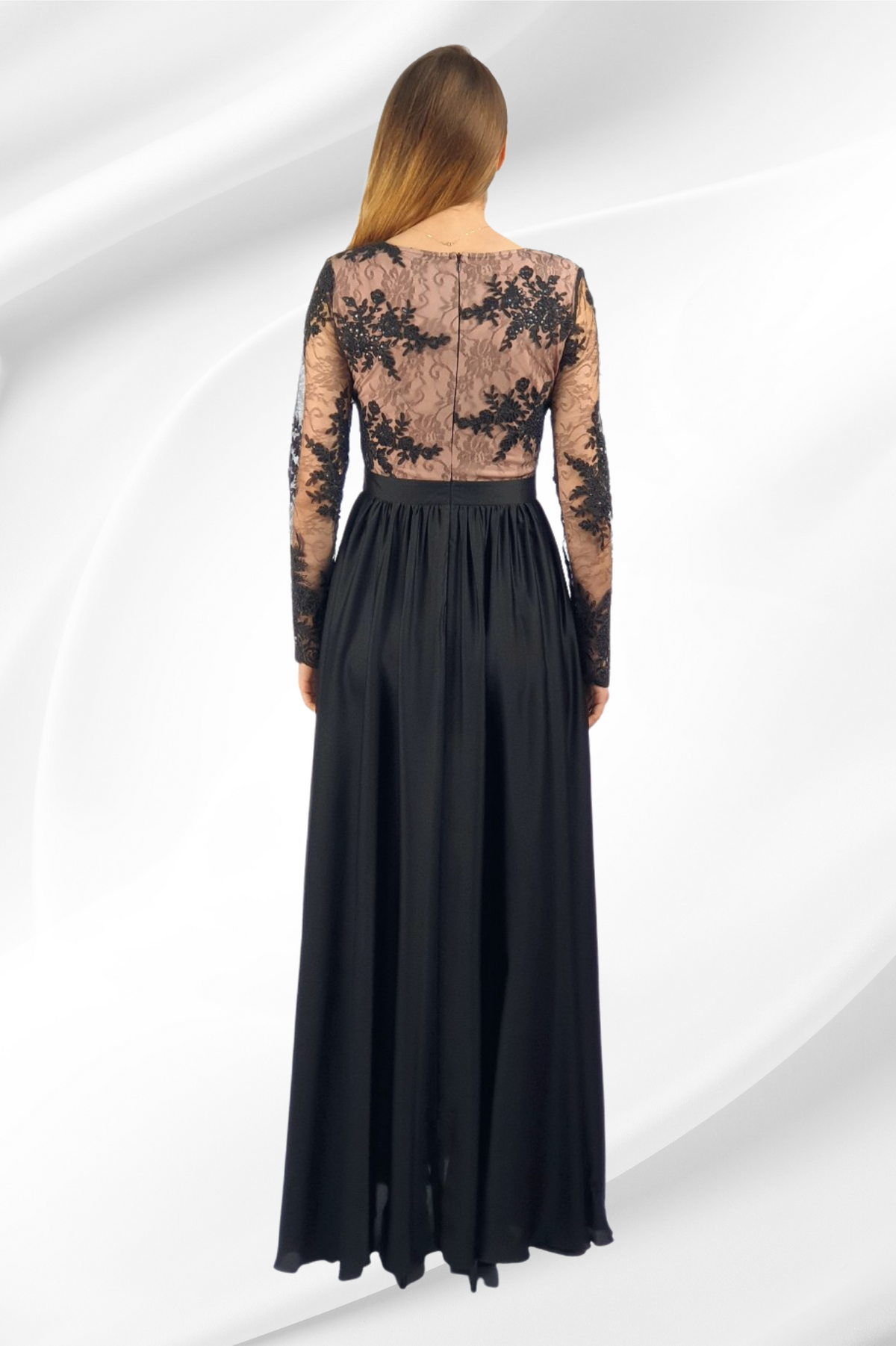 Abito lungo svasato nero con spacco laterale e corpetto beige ricamato in tulle, Moda-Mania, elegante e raffinato.