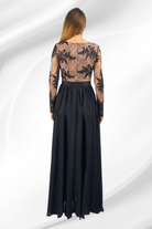 Abito lungo svasato nero con spacco laterale e corpetto beige ricamato in tulle, Moda-Mania, elegante e raffinato.