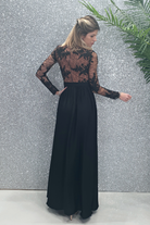 Abito lungo svasato nero con spacco laterale e corpetto beige in tulle ricamato, moda-Mania, elegante e femminile.