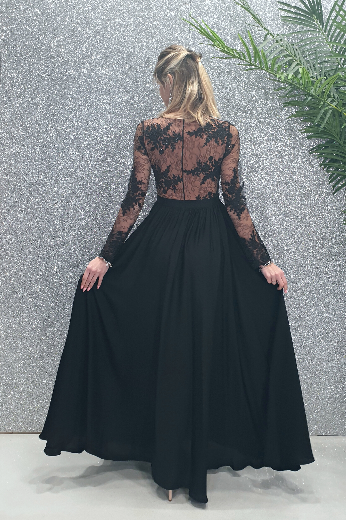 Abito lungo svasato nero con spacco laterale e corpetto beige in tulle ricamato, Moda-Mania, elegante e raffinato.