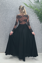 Abito lungo svasato nero con spacco laterale e corpetto beige in tulle ricamato, Moda-Mania, elegante e raffinato.