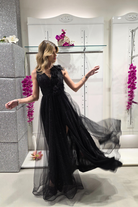 Abito lungo svasato nero in tulle glitterato con spacco e decorazioni floreali, di Moda-Mania, visibile con dettagli eleganti e femminili.