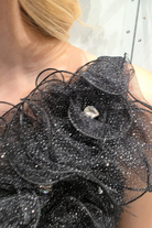 Abito lungo svasato nero in tulle glitterato con spacco e decorazioni floreali, perfetto per occasioni eleganti Moda-Mania