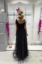 Abito lungo svasato nero in tulle glitterato con spacco e dettagli floreali decorativi, da donna, Moda-Mania.